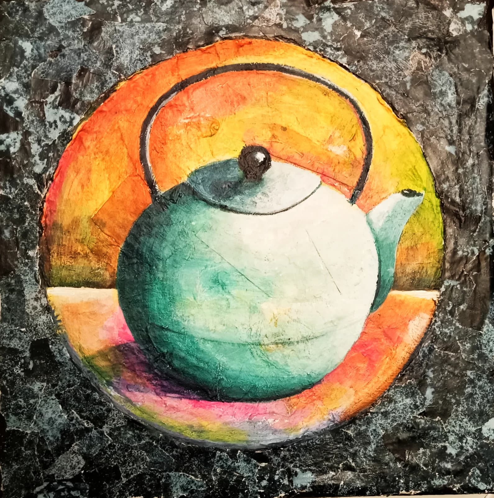 Peinture d'une théière verte et blanche dans un cercle lumineux aux tons chauds sur fond sombre texturé.