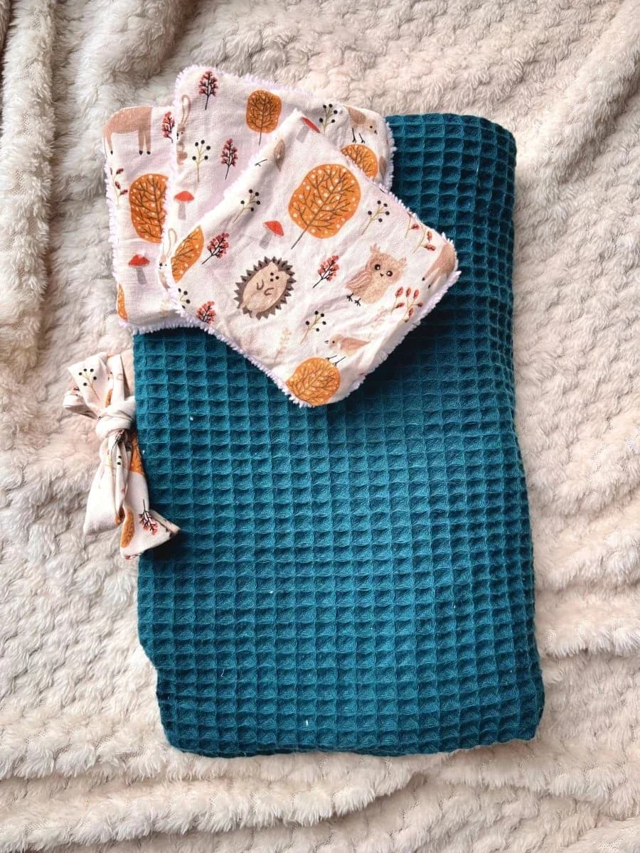 Tapis à langer nomade plié en tissu nid d'abeille bleu canard accompagné de lingettes assorties